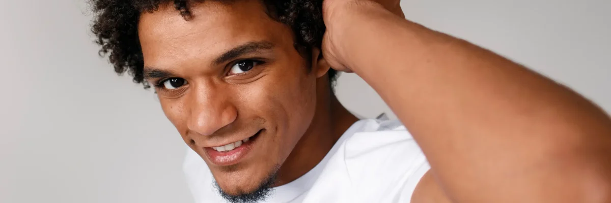 medium-shot-man-with-afro-hairstyle-2